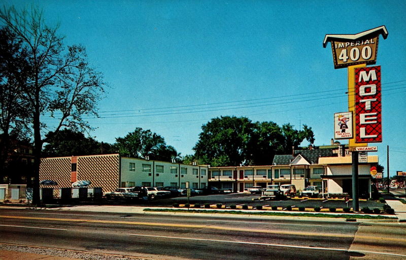 Imperial 400 Motel - Vintage Postcard